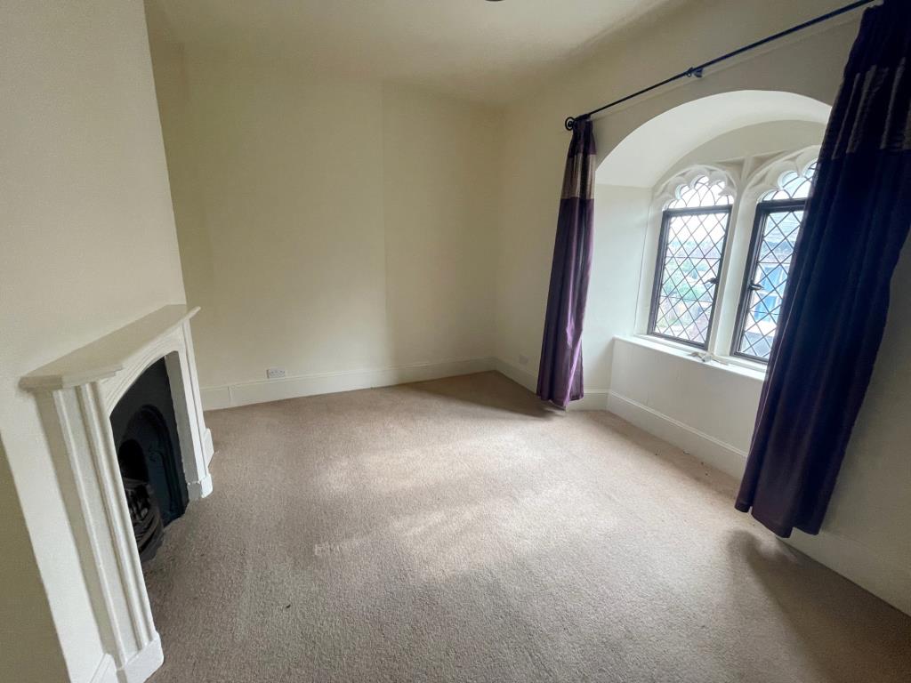 Lot: 78 - THREE-BEDROOM CITY CENTRE RIVERSIDE PROPERTY - Room